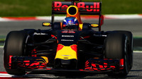 Max Verstappen při mezisezónních testech v Barceloně