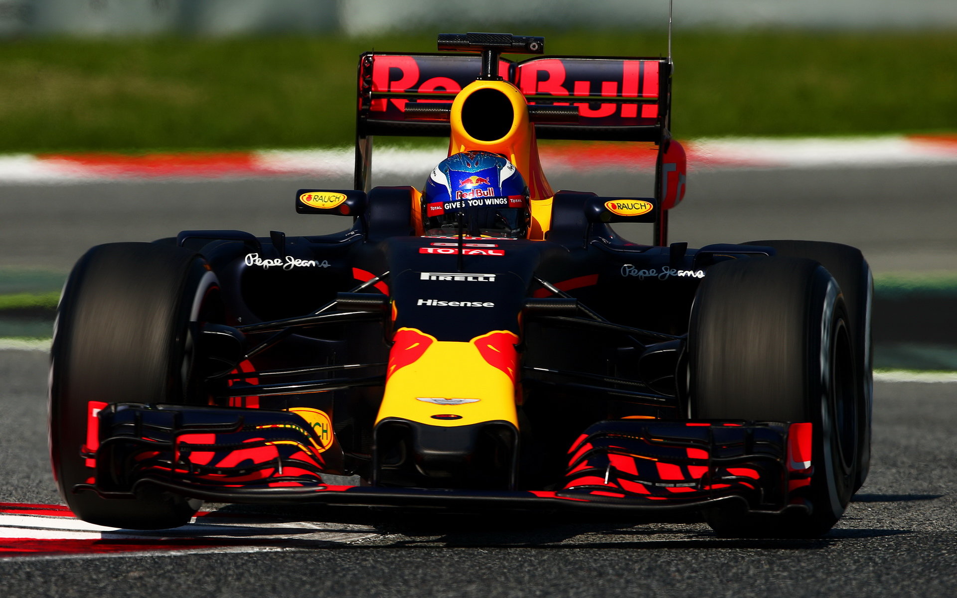 Max Verstappen při mezisezónních testech v Barceloně