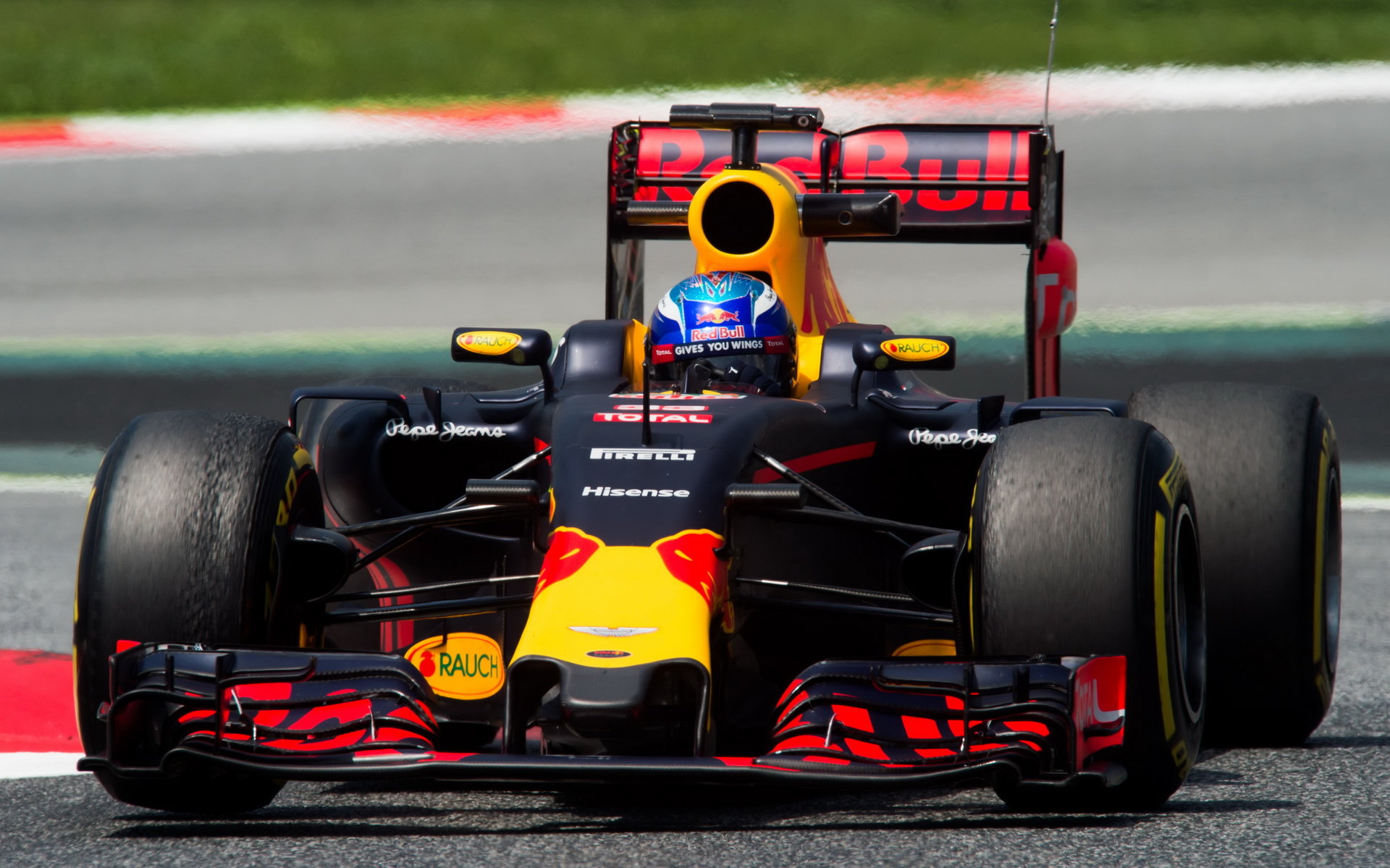 Max Verstappen při mezisezónních testech v Barceloně