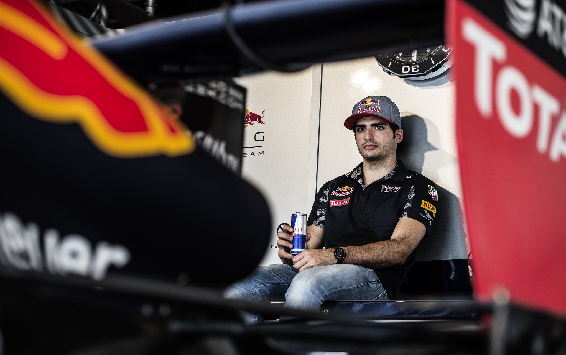 Carlos Sainz odpočívá během roadshow Red Bullu v Libanonu