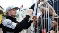 Nico Hülkenberg při autogramiádě v Monaku