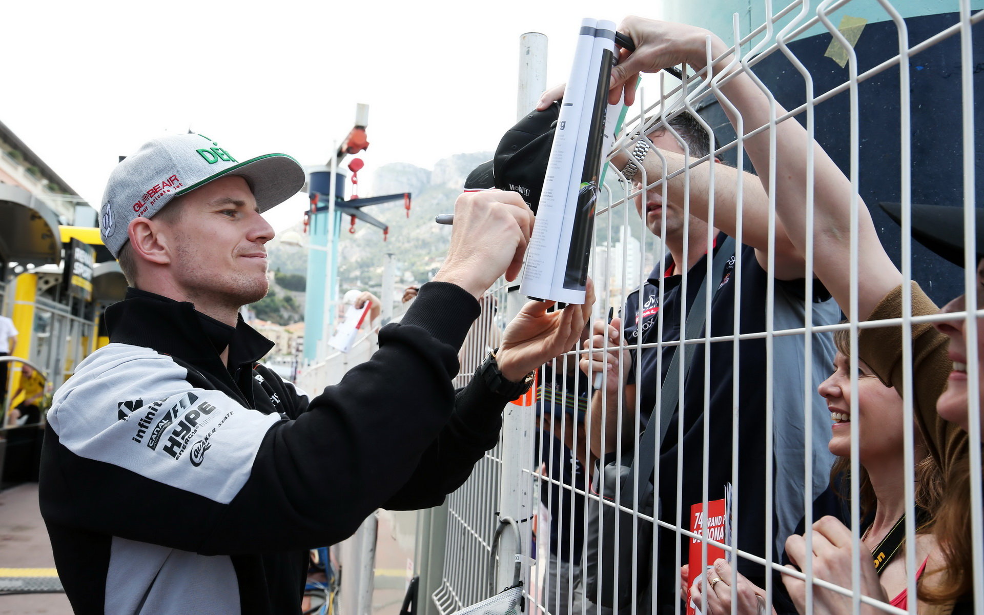 Nico Hülkenberg při autogramiádě v Monaku