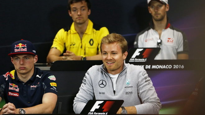 Nico Rosberg s kolegy na tiskovce v Monaku