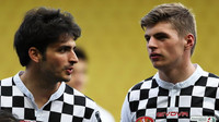 Carlos Sainz a Max Verstappen při fotbale v Monaku