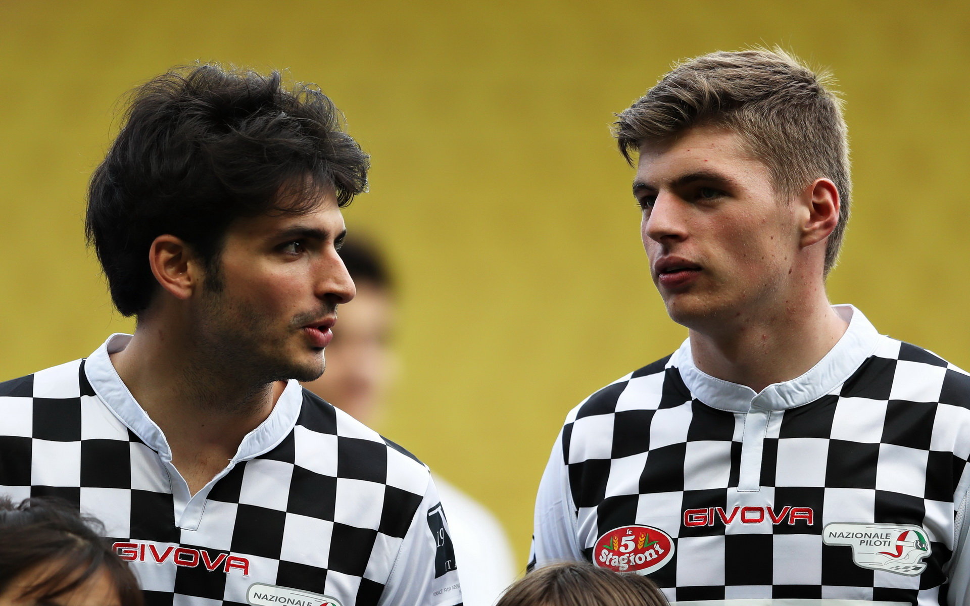 Carlos Sainz a Max Verstappen nastoupili v jednom týmu už pouze ve fotbalových dresech