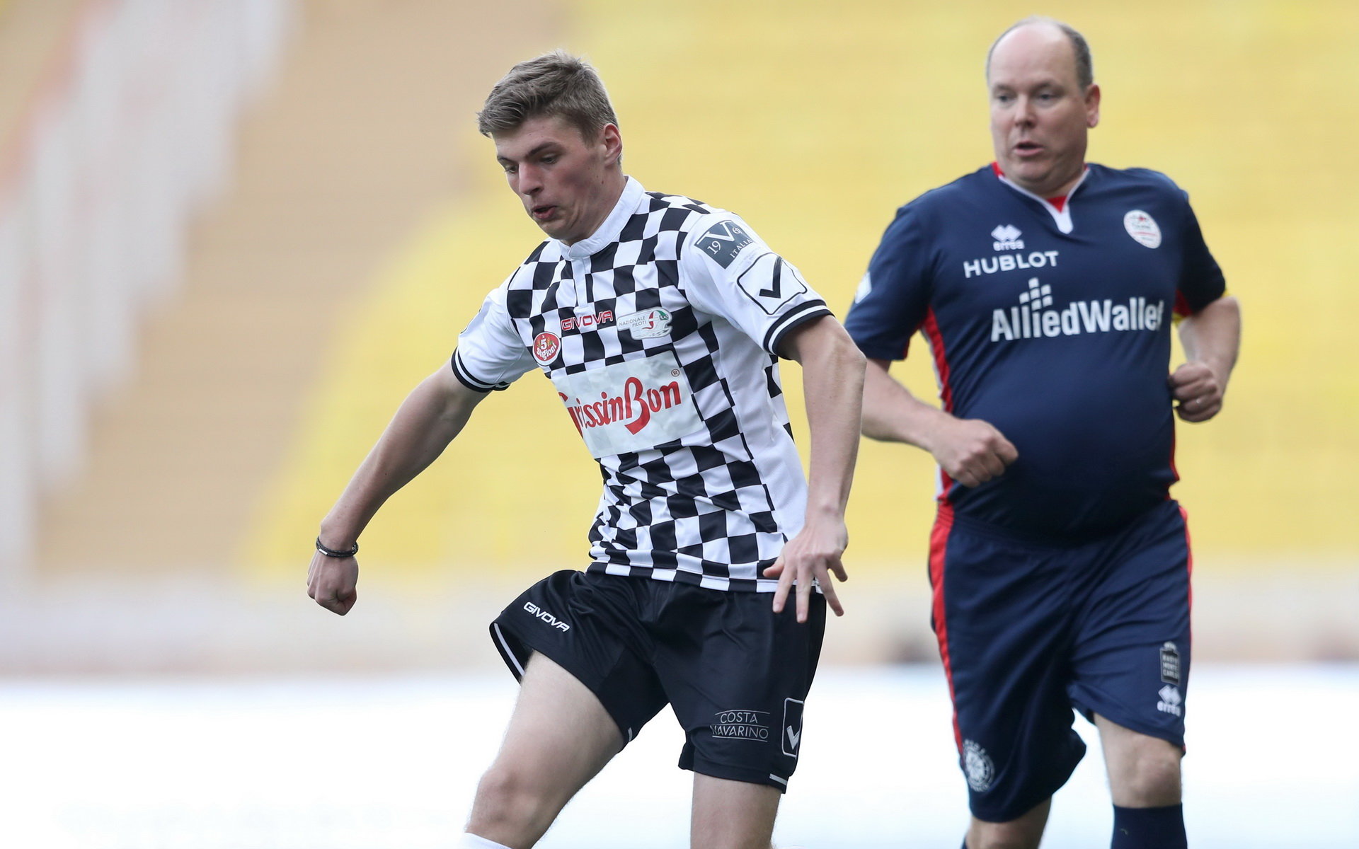 Max Verstappen a Albert II. Monacký při fotbale v Monaku