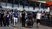 Pitlane a přípravy na závodní víkend v Monaku