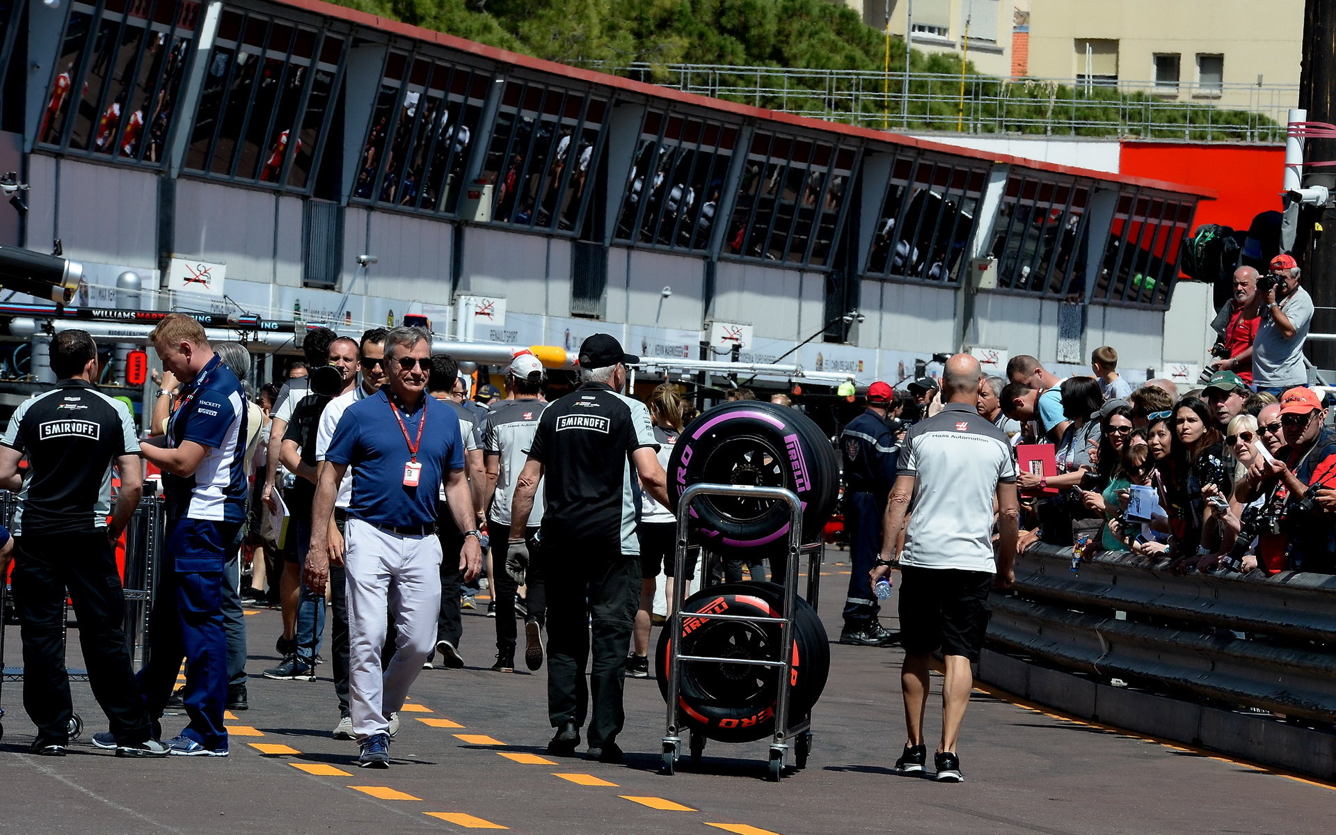 Pitlane a přípravy na závodní víkend v Monaku