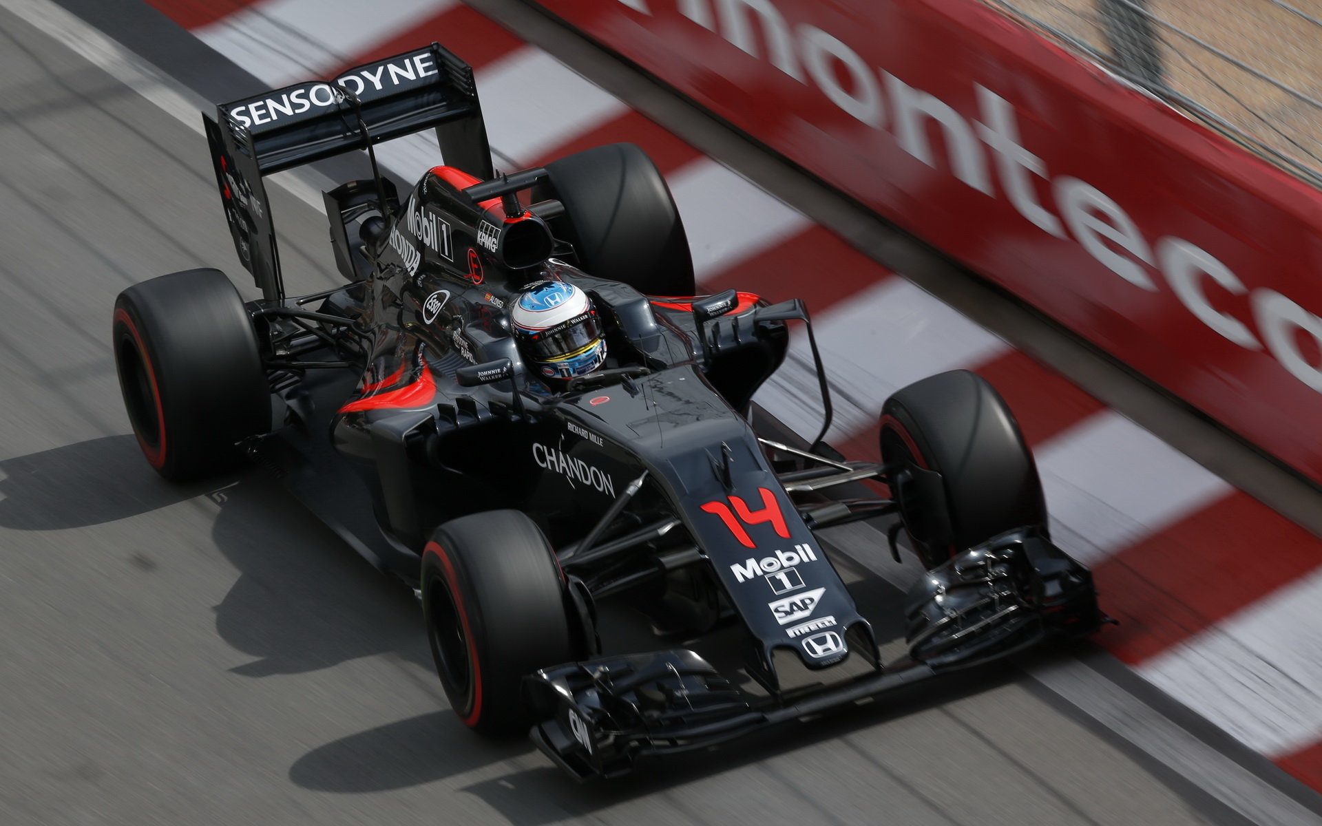 Jenson Button s McLarenem MP4-31 během prvního tréninku v Monaku