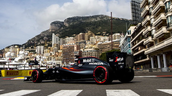 Fernando Alonso během tréninku v Monaku