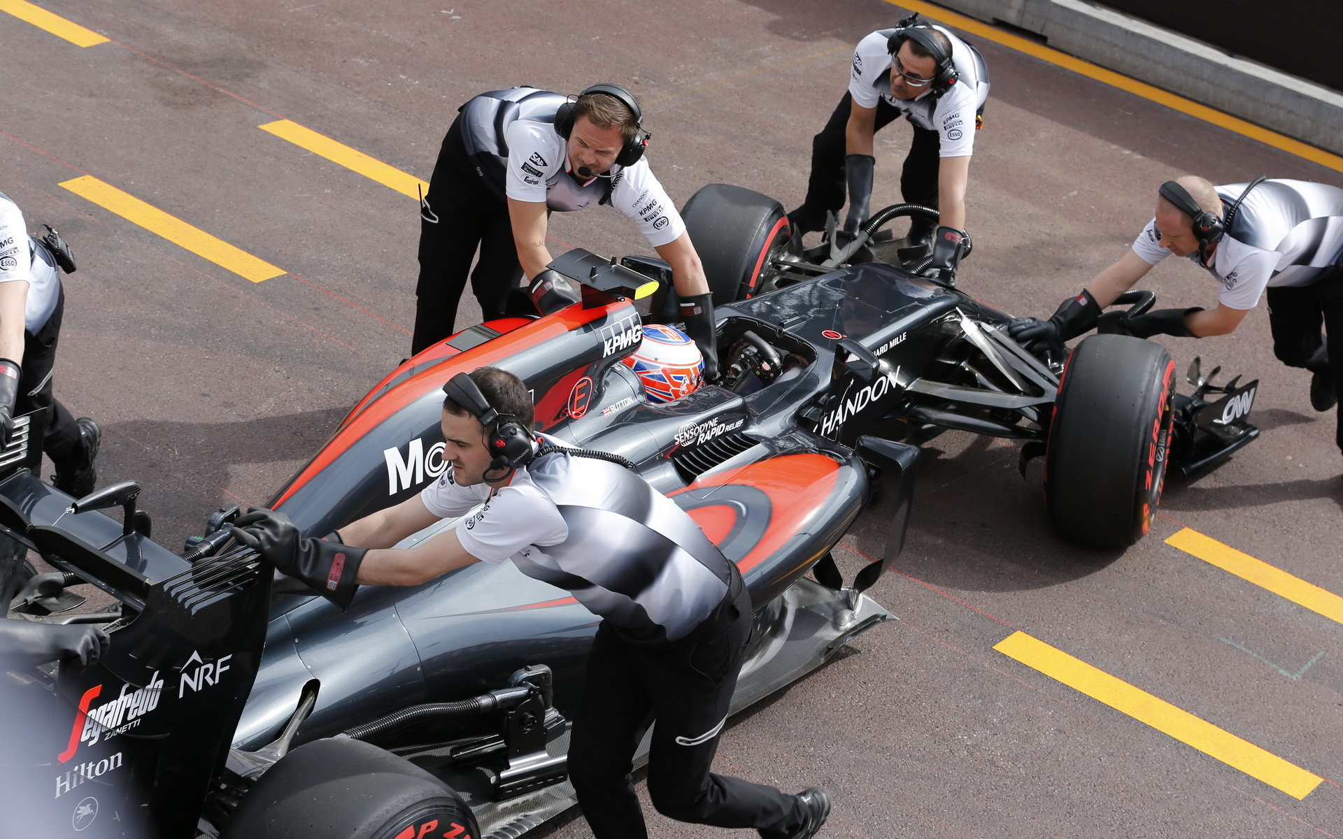 Jenson Button při tréninku v Monaku