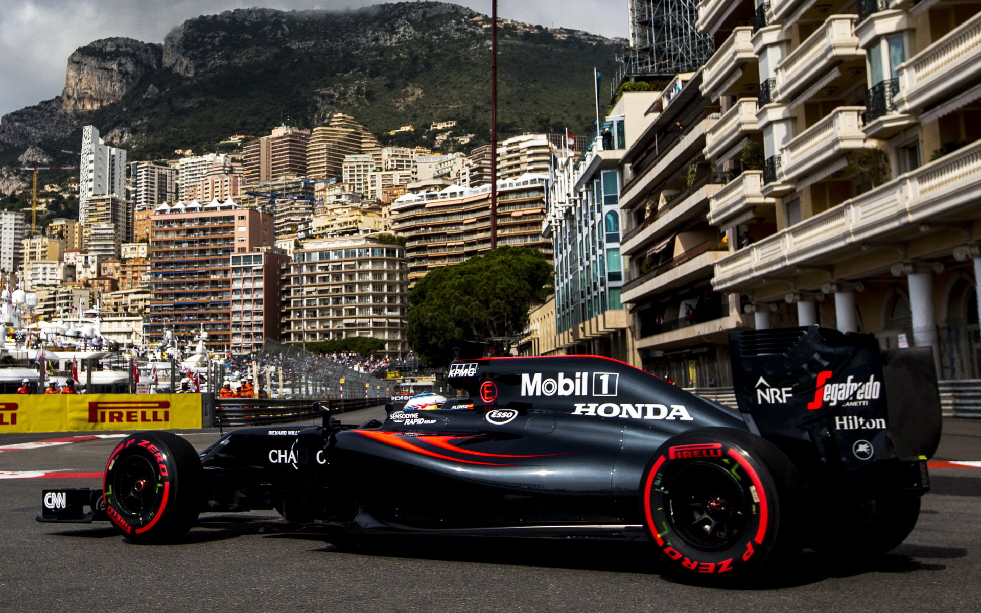 Fernando Alonso při tréninku v Monaku