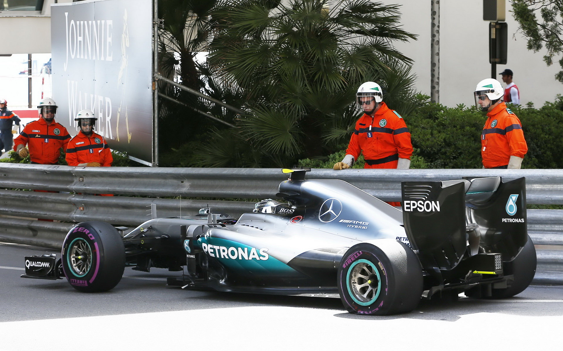 Nico Rosberg s prasklou zadní pneumatikou při tréninku v Monaku