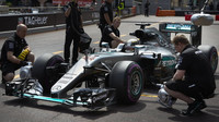 Lewis Hamilton při tréninku v Monaku
