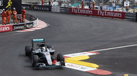 Lewis Hamilton při tréninku v Monaku