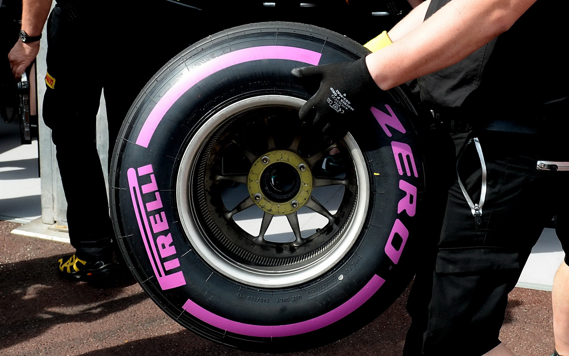 Ultra-měkké pneumatiky Pirelli při tréninku v Monaku