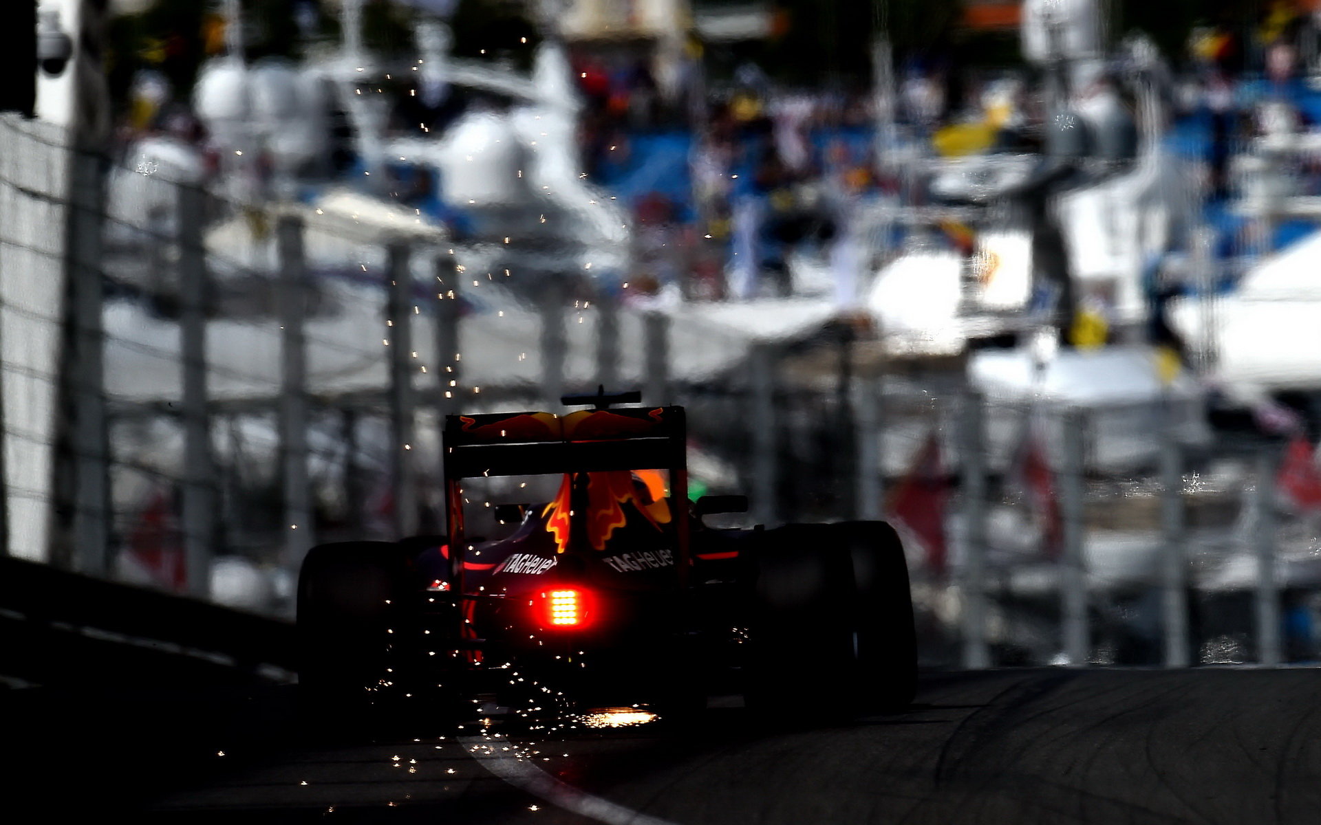 Vůz Red Bullu jiskří při tréninku v Monaku