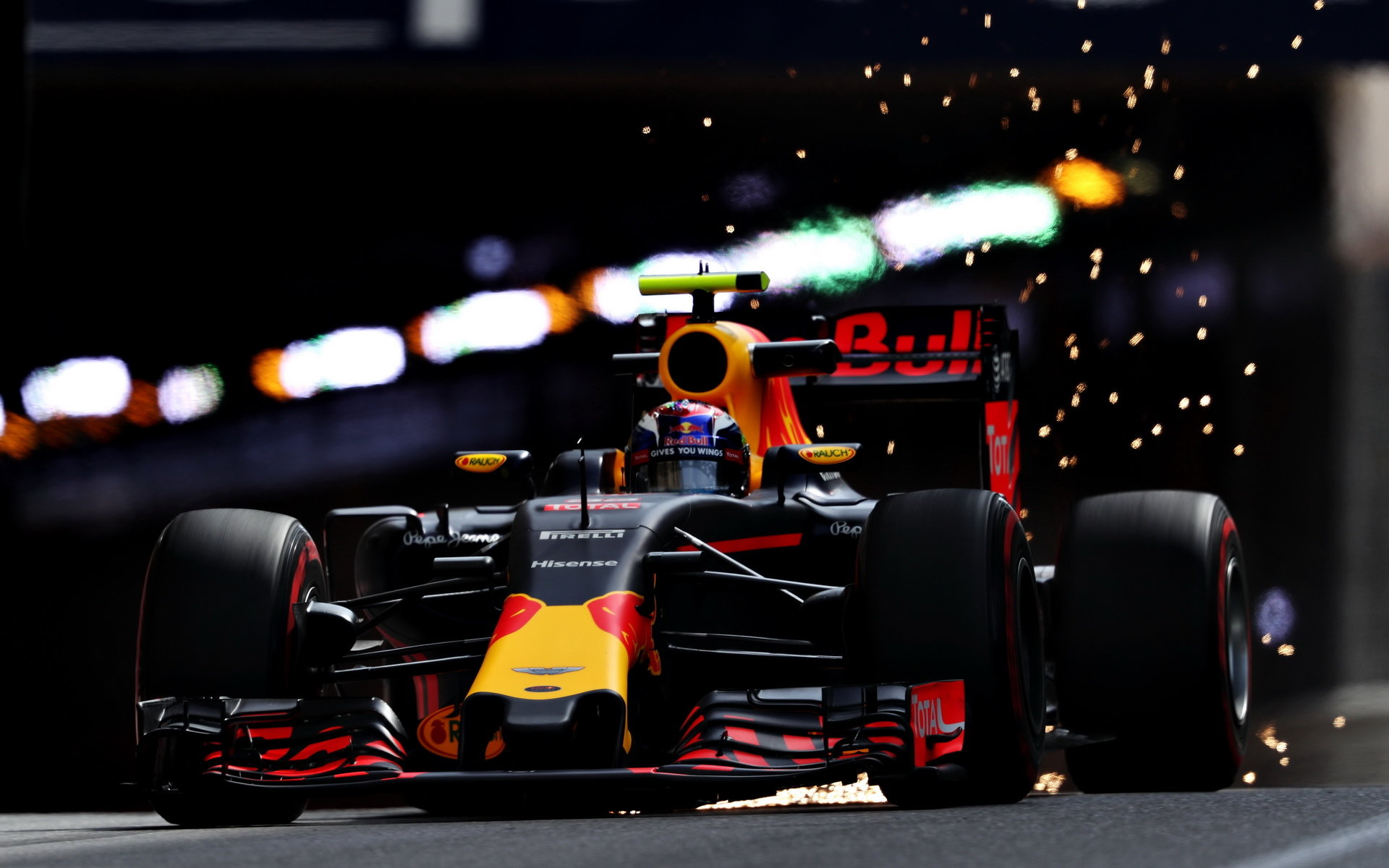 Max Verstappen jiskří při tréninku v Monaku
