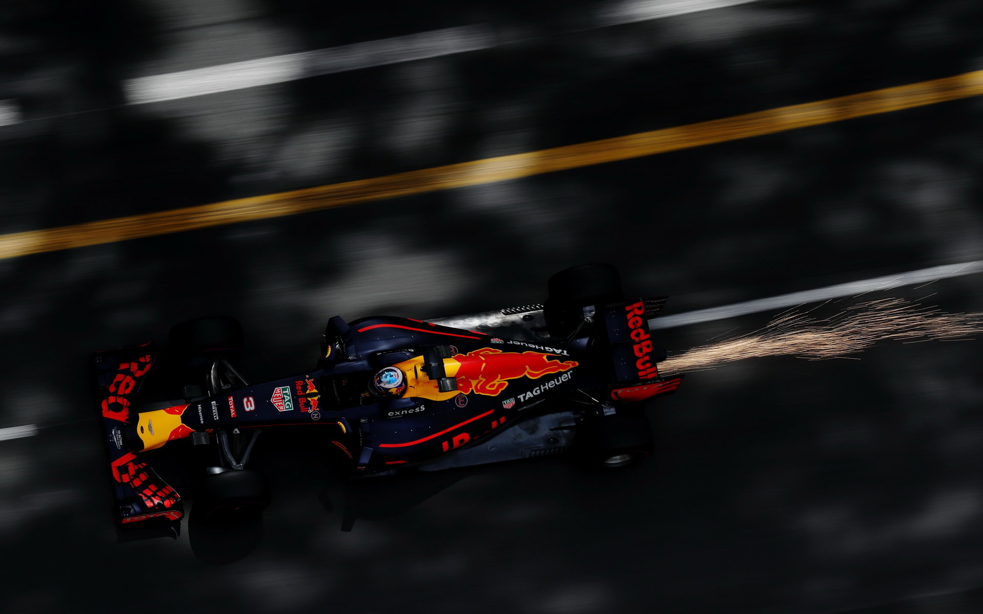 Daniel Ricciardo jiskří při tréninku v Monaku