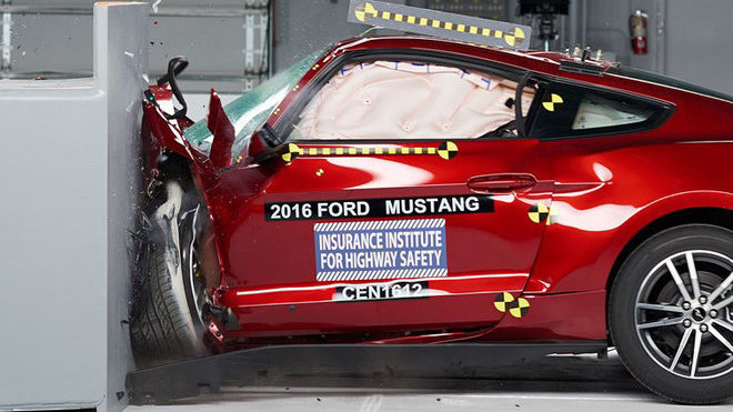 Ford Mustang 2016 během crash testu