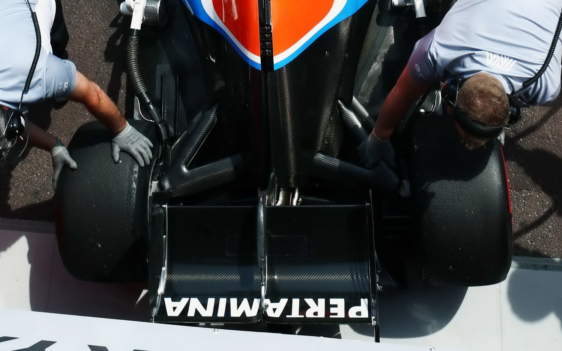 Zadní křídlo vozu Manor MRT05 v Monaku