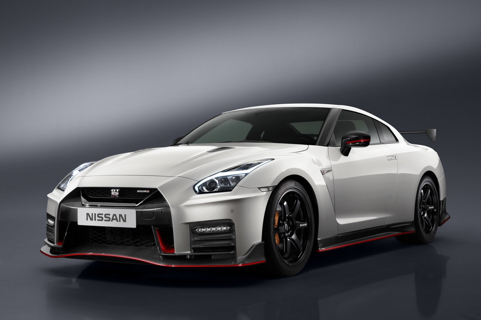 Omlazený Nissan GT-R přijíždí také v ultimativním provedení Nismo.