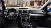 Omlazený Volkswagen Amarok odhaluje svůj interiér.