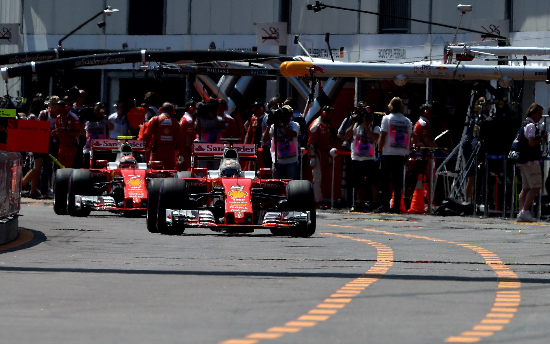 Sebastian Vettel a Kimi Räikkönen při kvalifikaci v Monaku