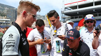 Nico Hülkenberg při autogramiádě v Monaku