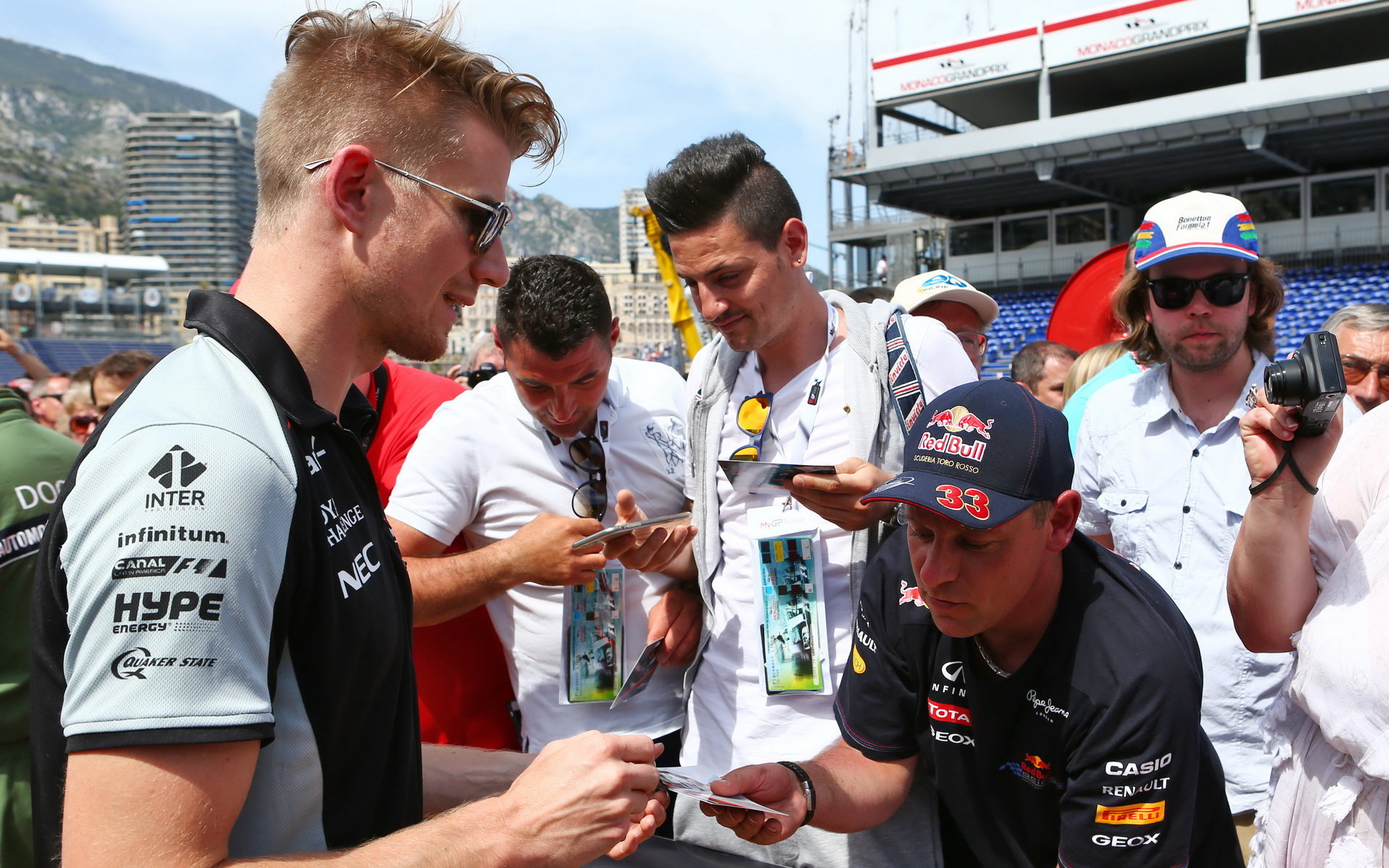 Nico Hülkenberg při autogramiádě v Monaku