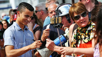 Pascal Wehrlein při autogramiádě v Monaku