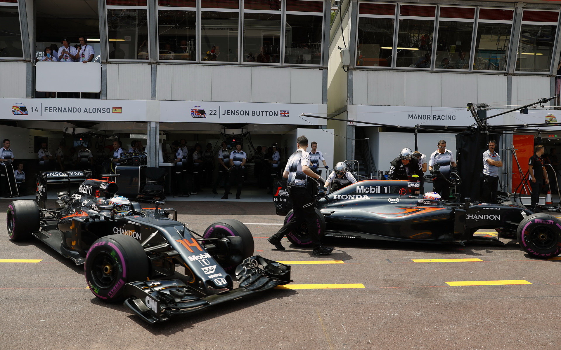 Fernando Alonso a Jenson Button při kvalifikaci v Monaku