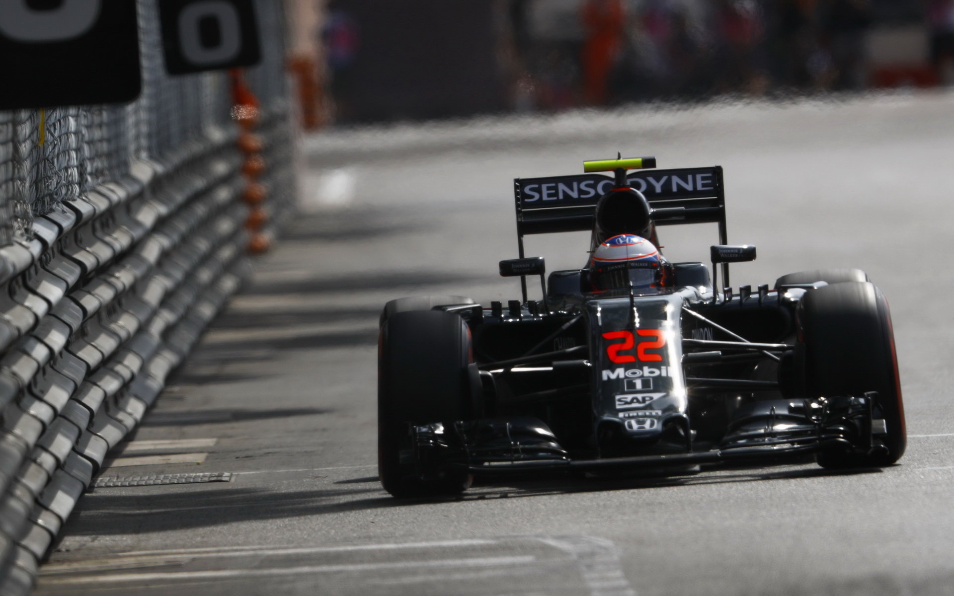 Jenson Button při kvalifikaci v Monaku