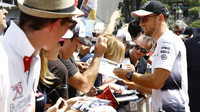 Jenson Button při autogramiádě v Monaku