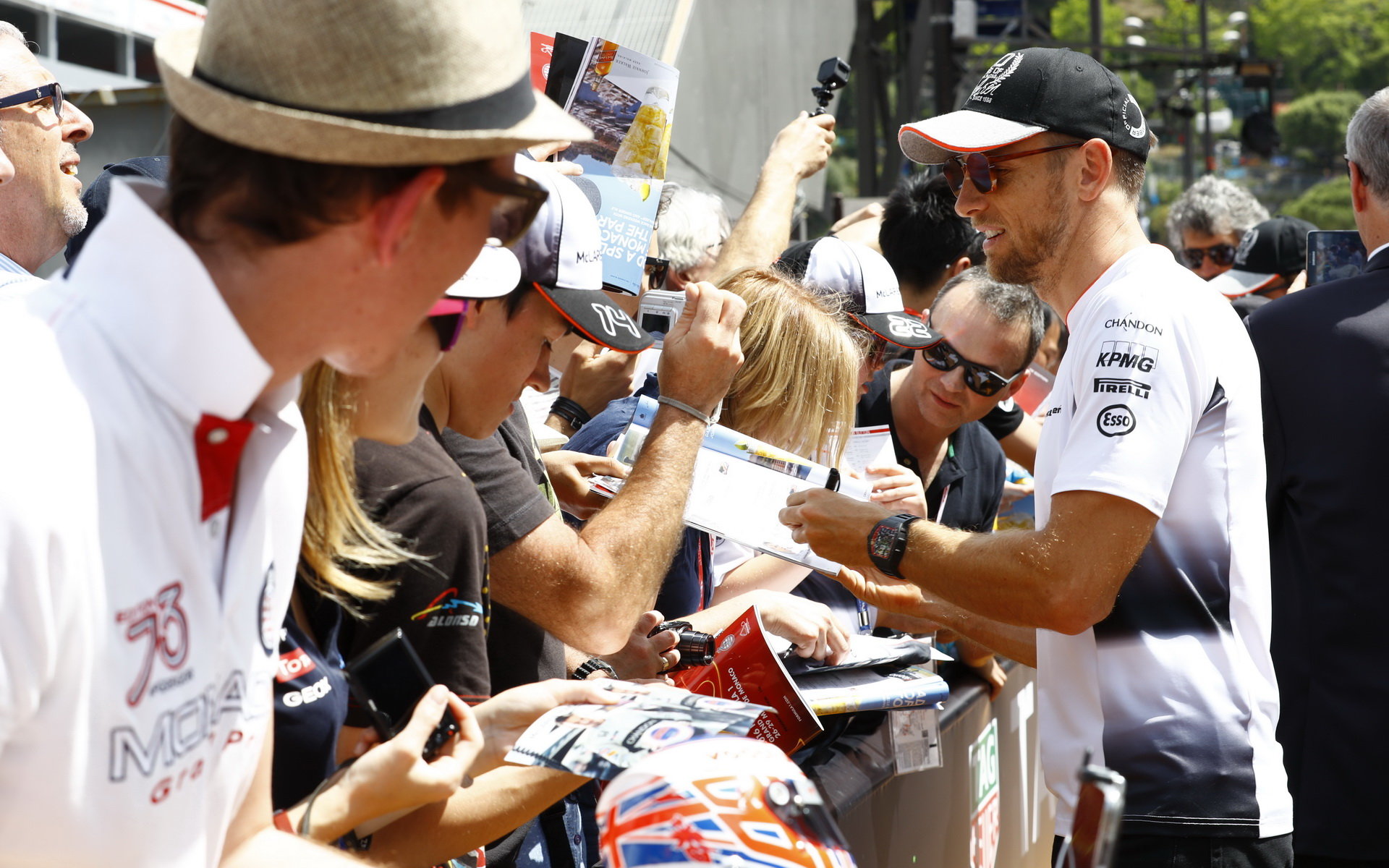 Jenson Button při autogramiádě v Monaku