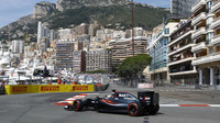 Fernando Alonso při kvalifikaci v Monaku