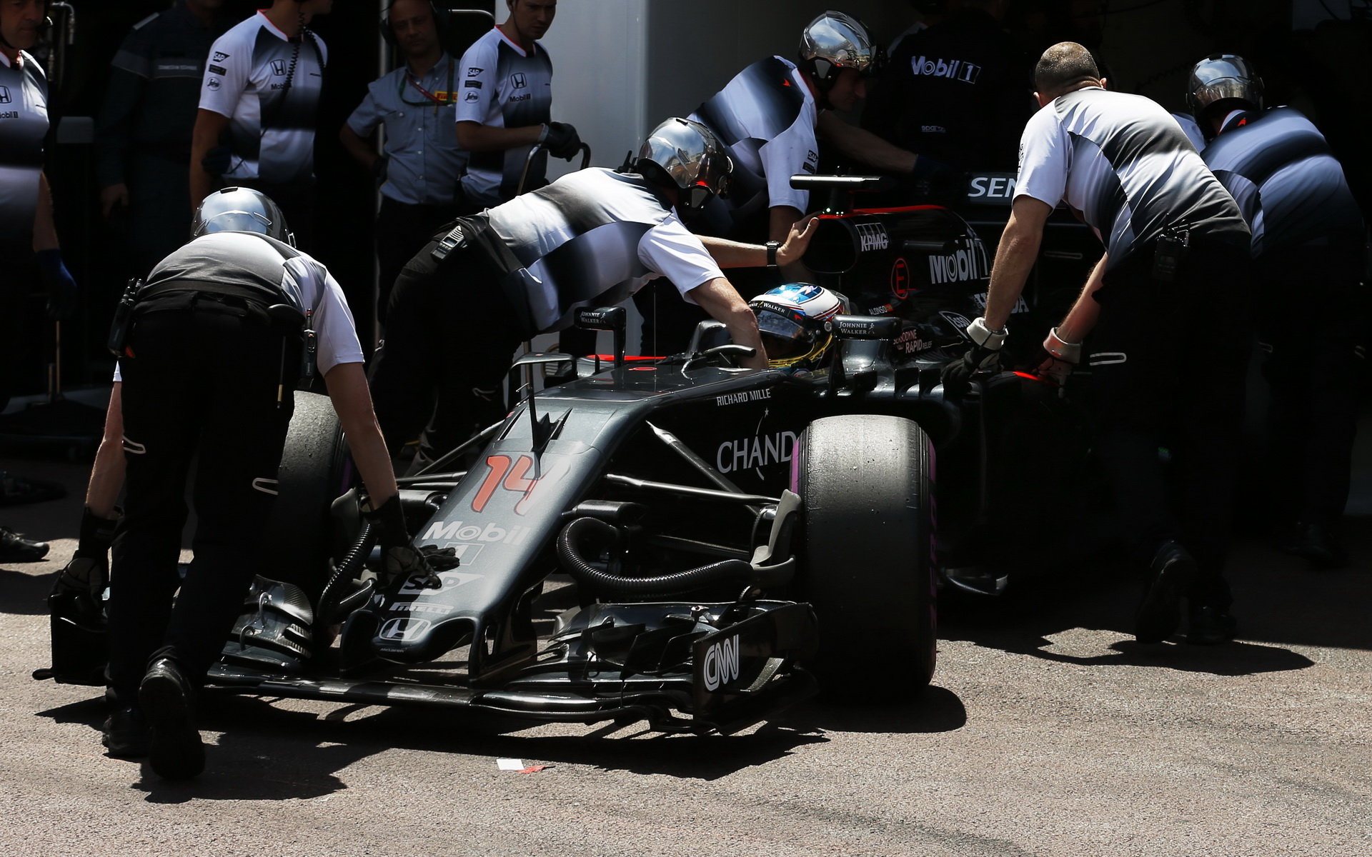 McLaren zatím hledá nějakou legální fintu, jak během jízdy snížit tlak v pneumatikách - soupeři před ním už na ní přišli