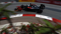 Fernando Alonso při kvalifikaci v Monaku