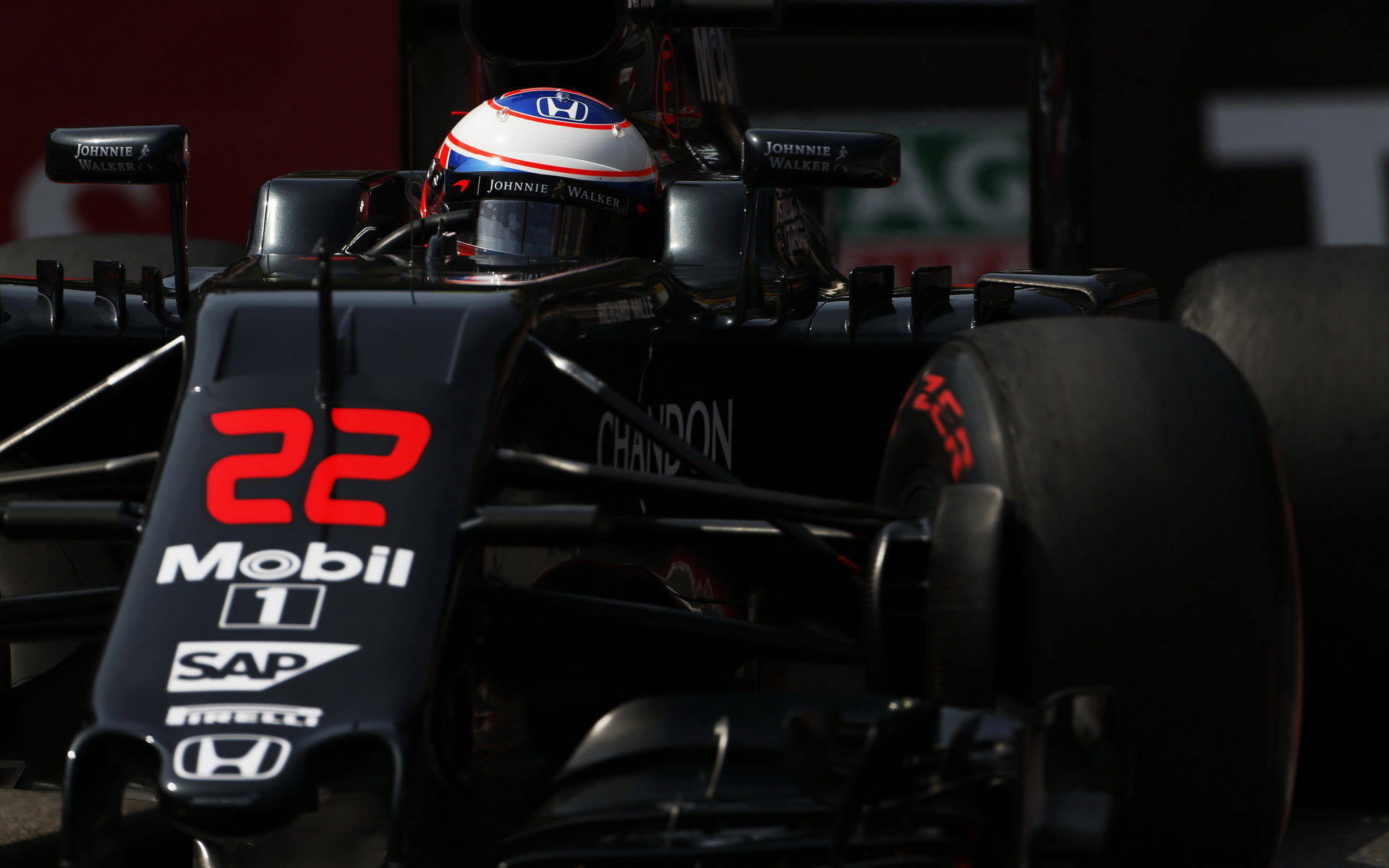 Jenson Button při kvalifikaci v Monaku
