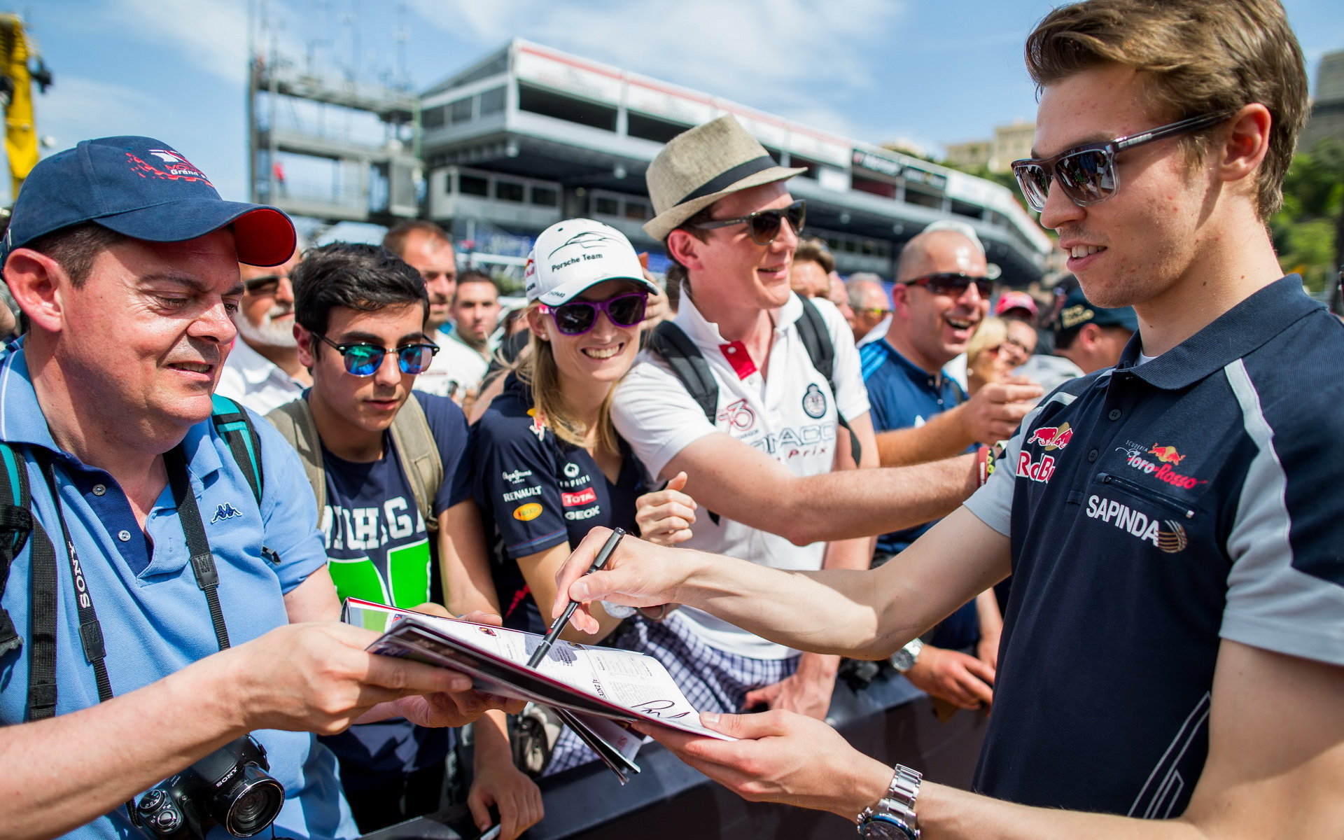 Daniil Kvjat při autogramiádě v Monaku