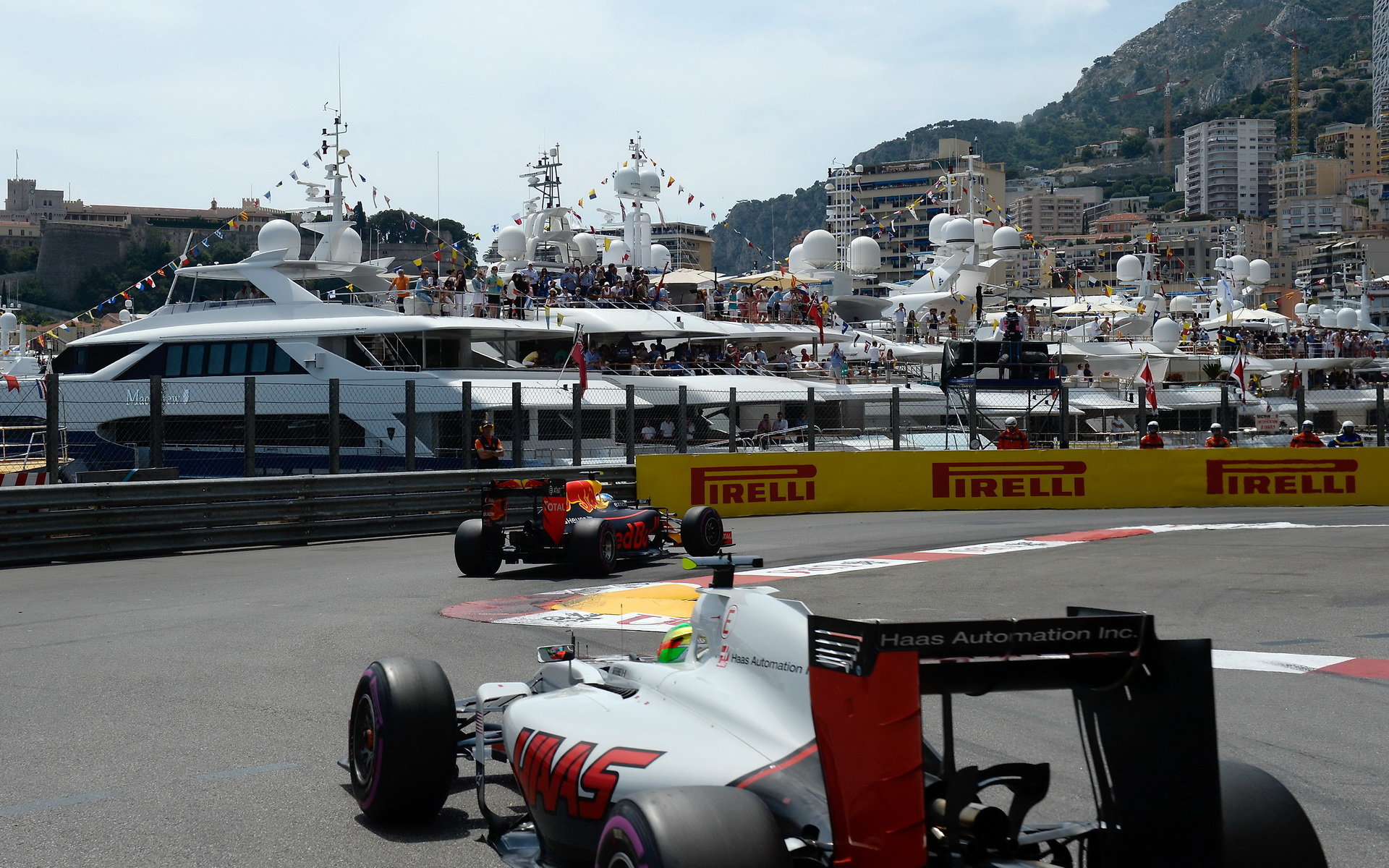 Max Verstappen a Esteban Gutiérrez při kvalifikaci v Monaku