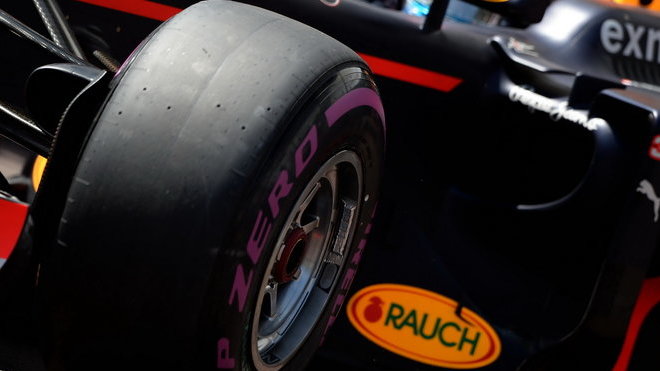 Ultra-měkká pneumatika Pirelli při kvalifikaci v Monaku