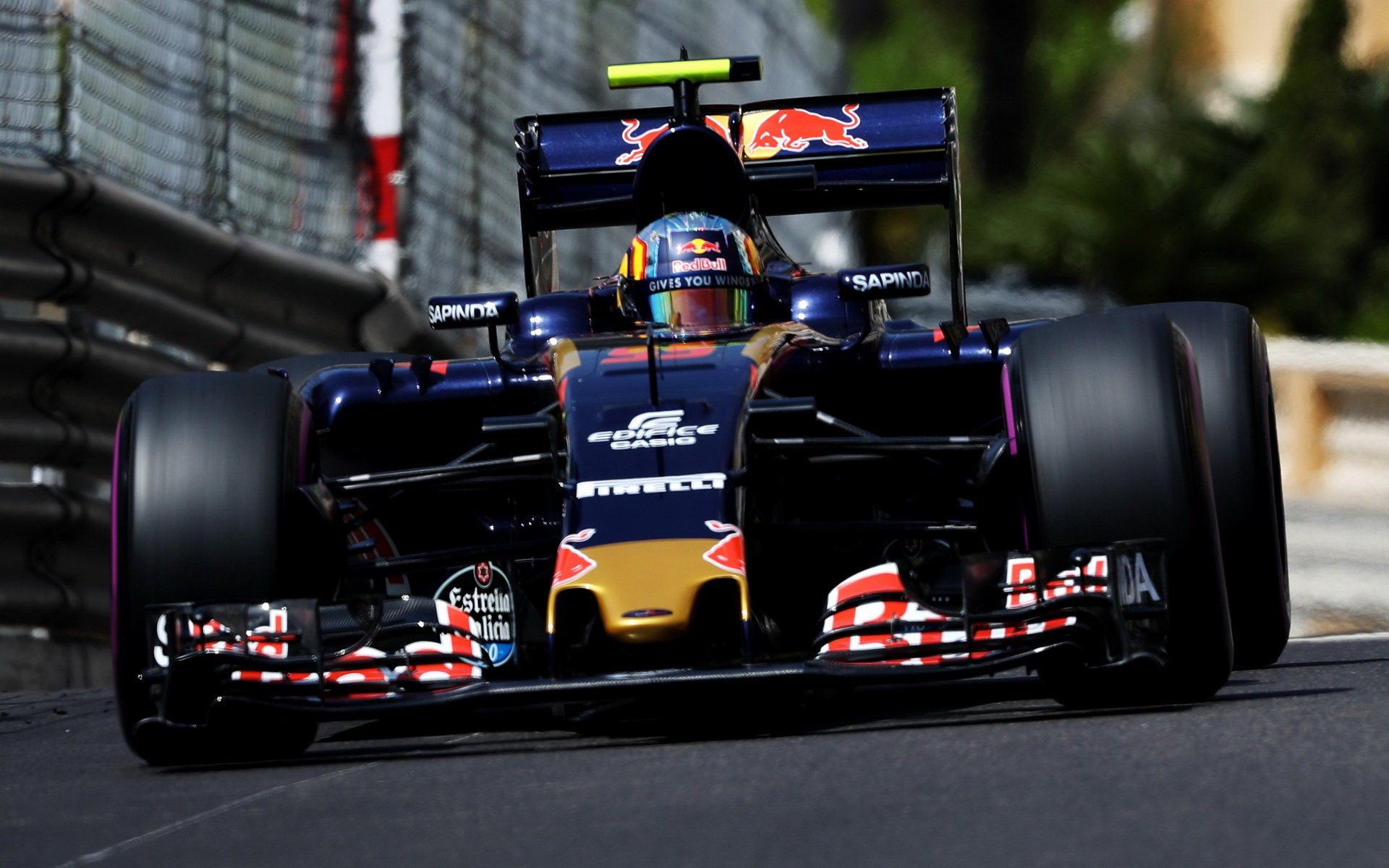 Carlos Sainz při kvalifikaci v Monaku