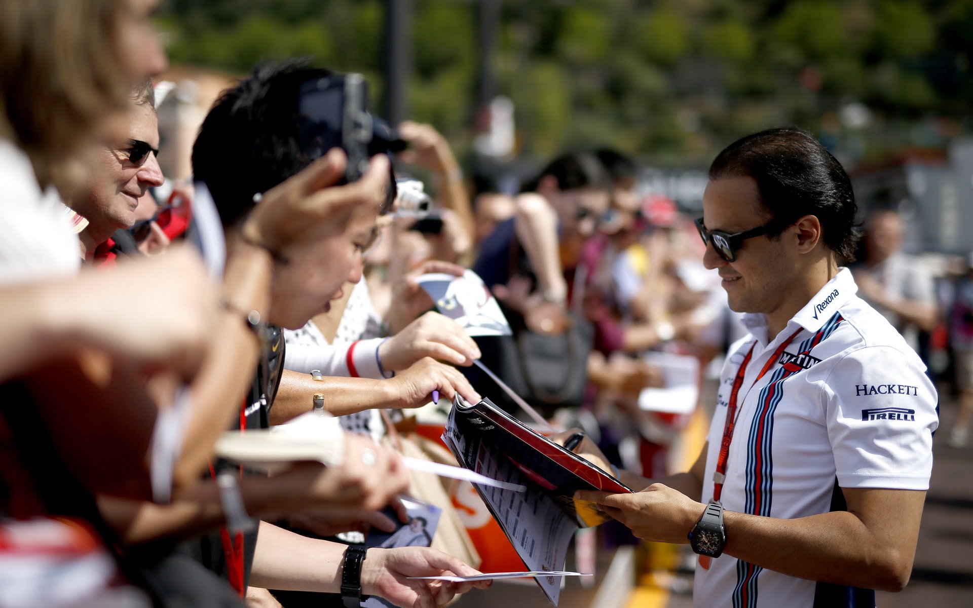 Felipe Massa při autogramiádě v Monaku