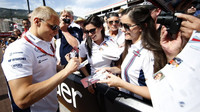 Valtteri Bottas při autogramiádě v Monaku