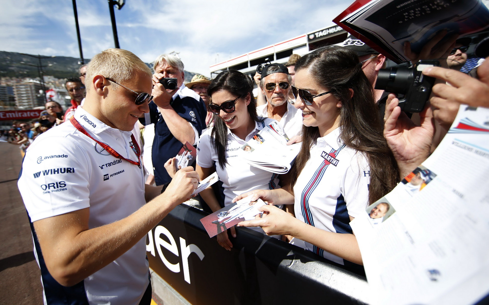 Valtteri Bottas při autogramiádě v Monaku