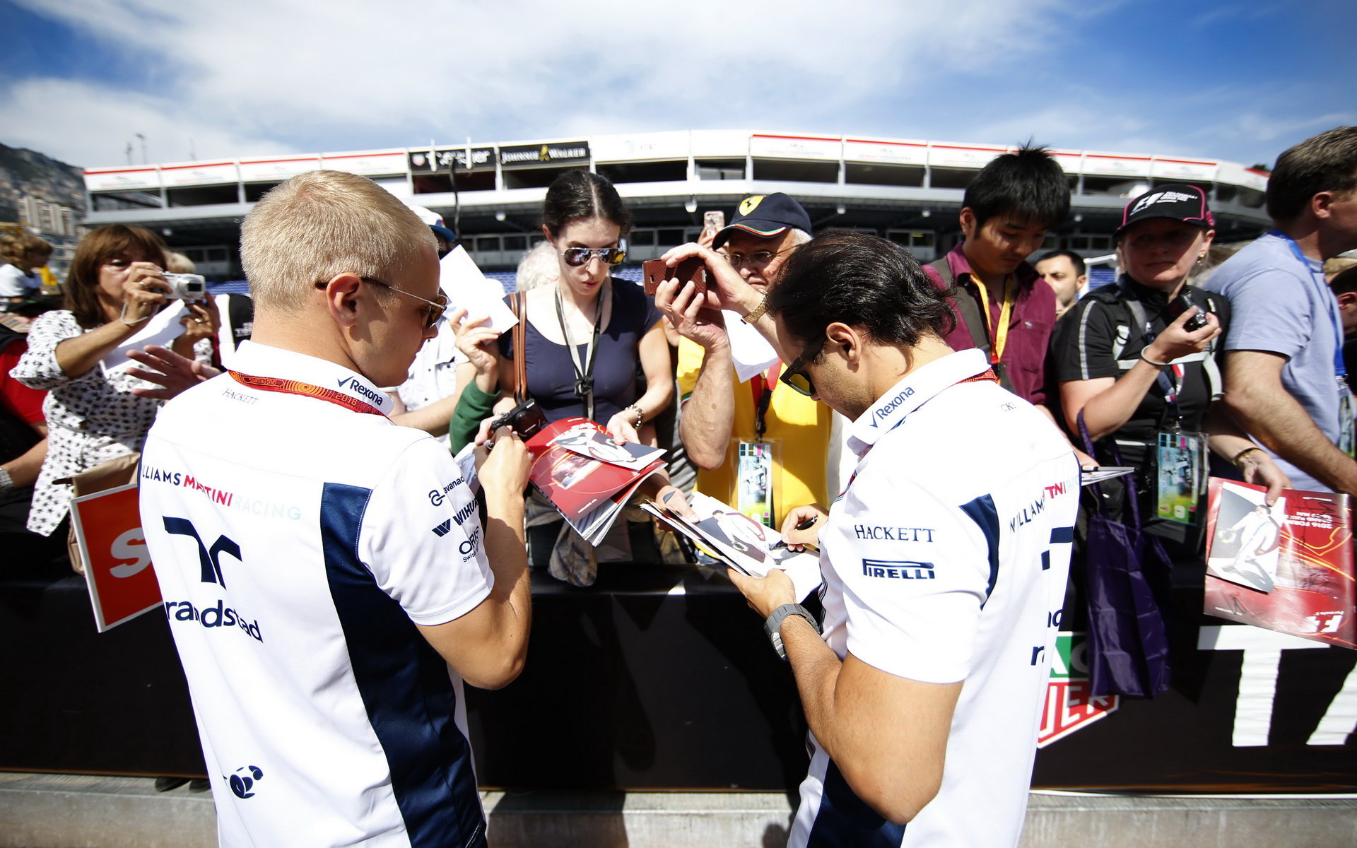 Felipe Massa a Valtteri Bottas při autogramiádě v Monaku