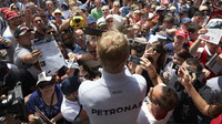 Nico Rosberg při autogramiádě v Monaku