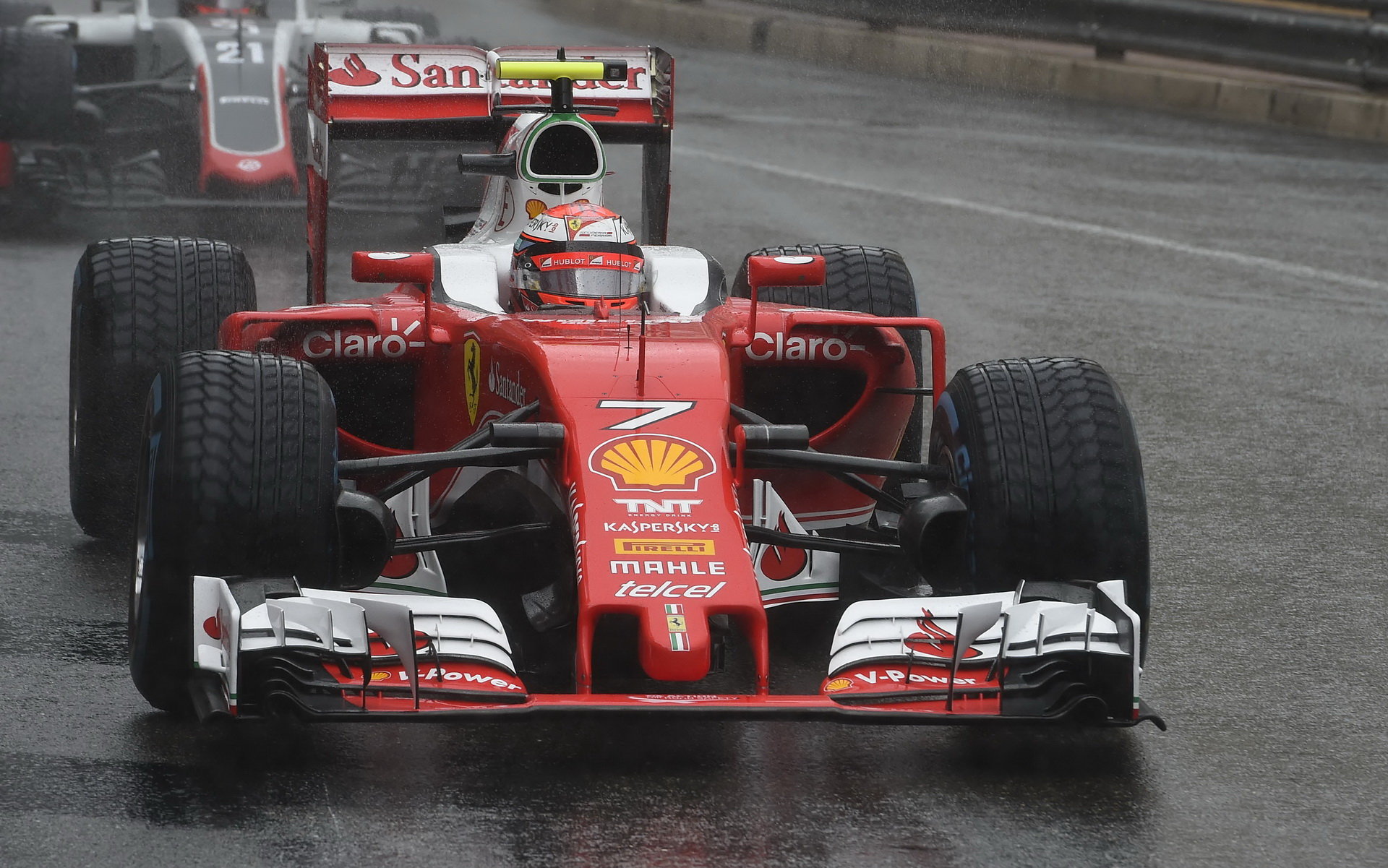 Kimi Räikkönen v závodě v Monaku
