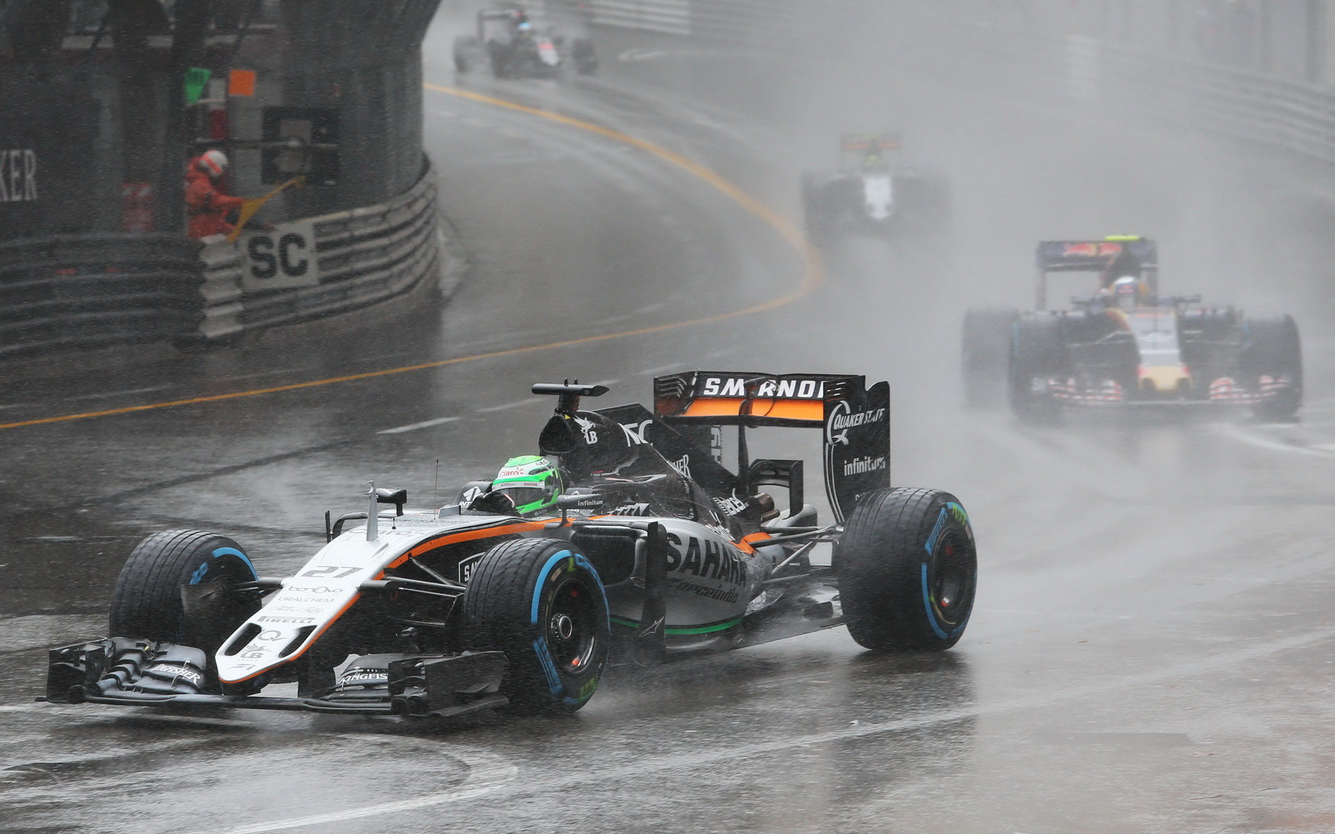 Nico Hülkenberg za deště v závodě v Monaku